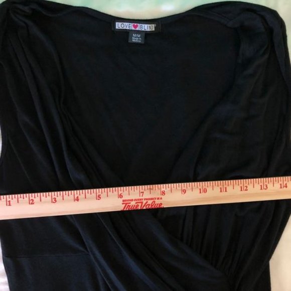 Love Blind Ladies Black Sleeveless Shell with Plunging Neckline Size medium - Picture 7 of 7